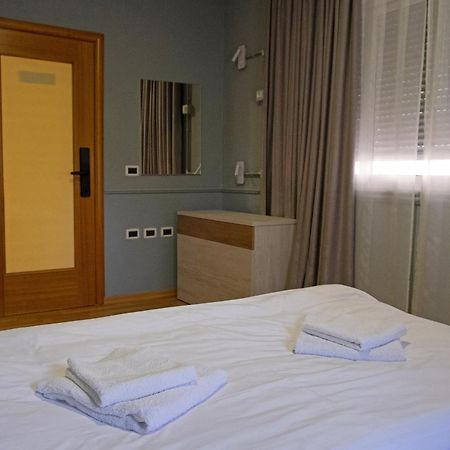 Mandarine Hostel Tirana Buitenkant foto