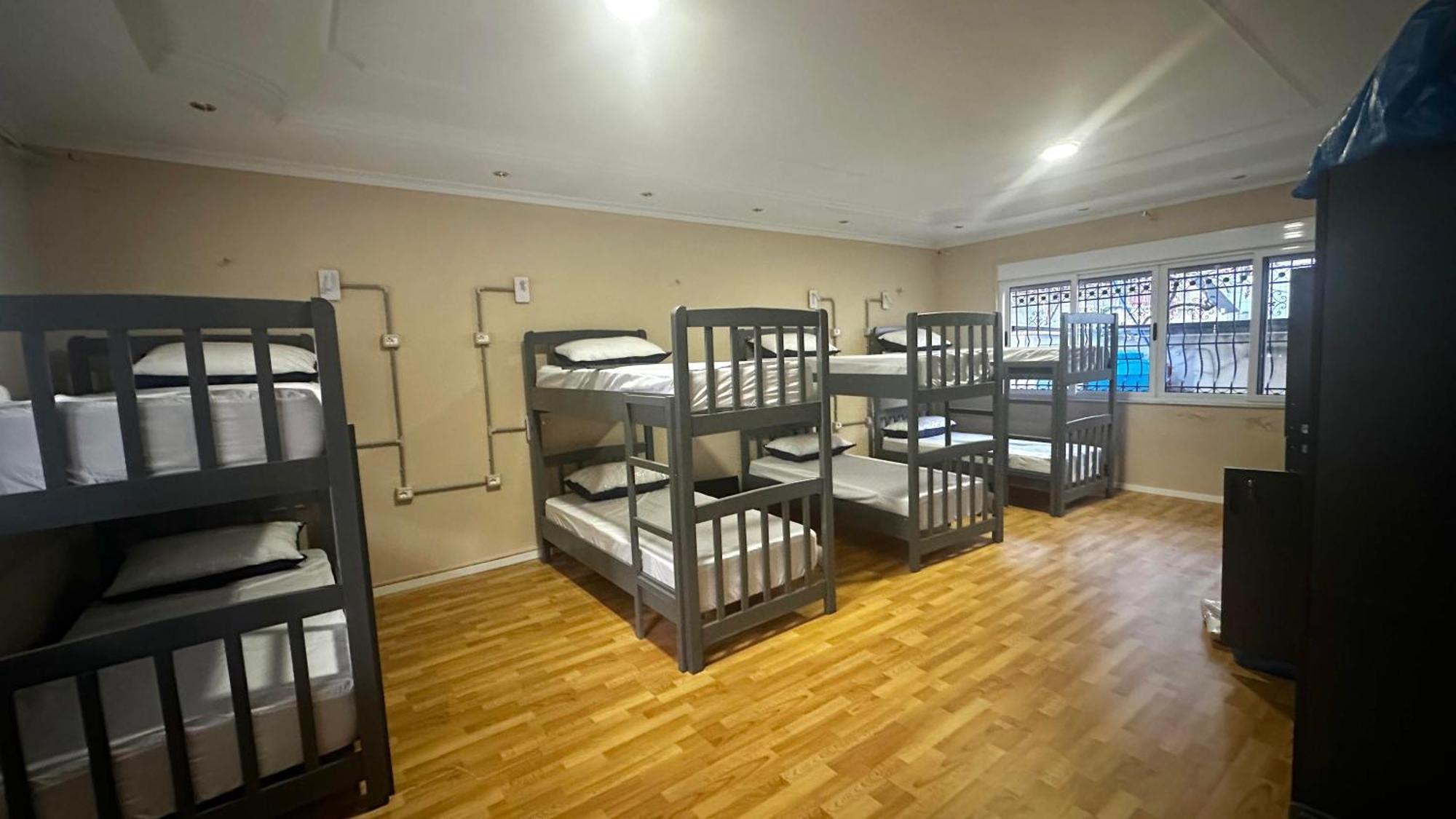 Mandarine Hostel Tirana Buitenkant foto