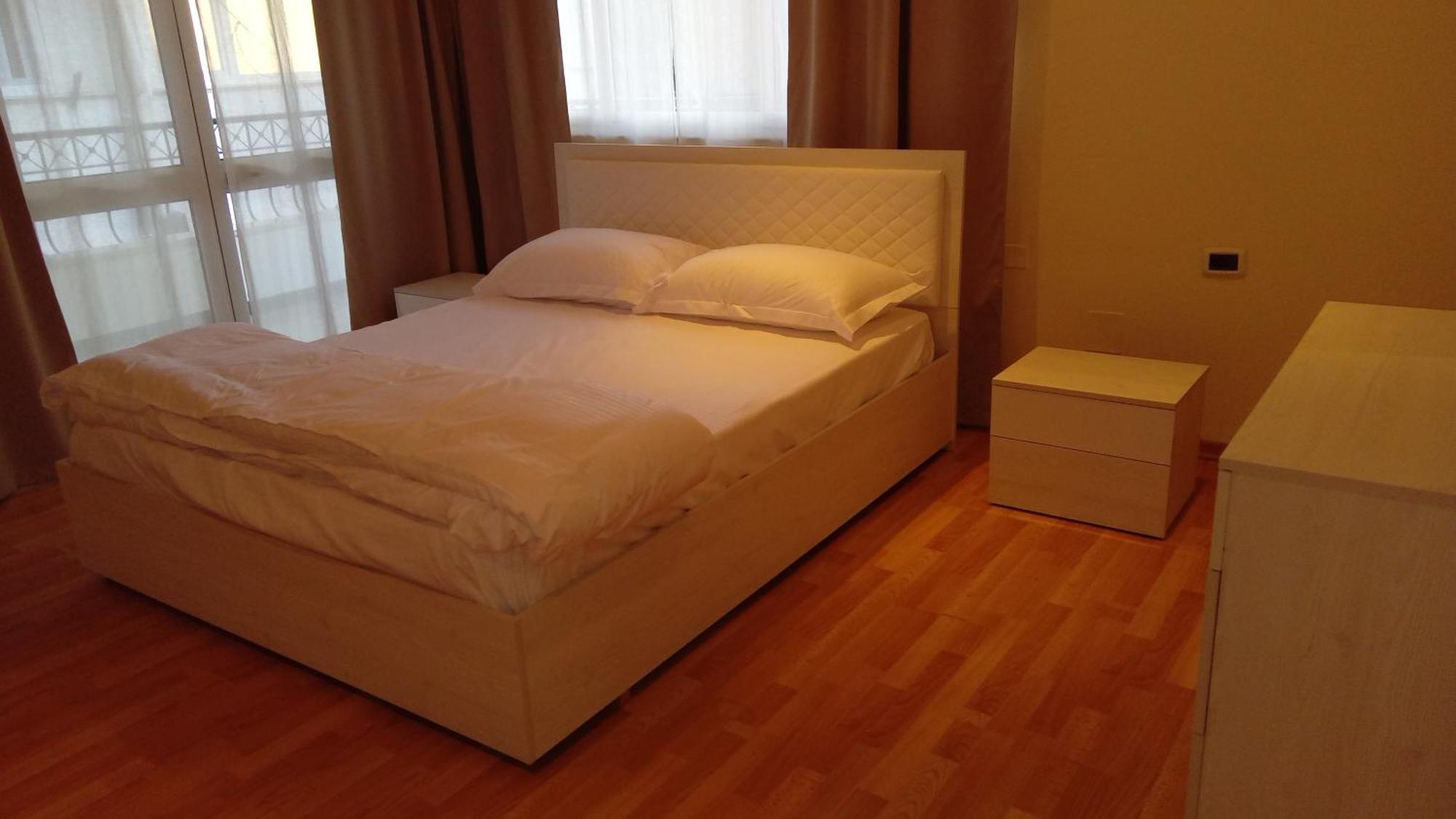 Mandarine Hostel Tirana Buitenkant foto