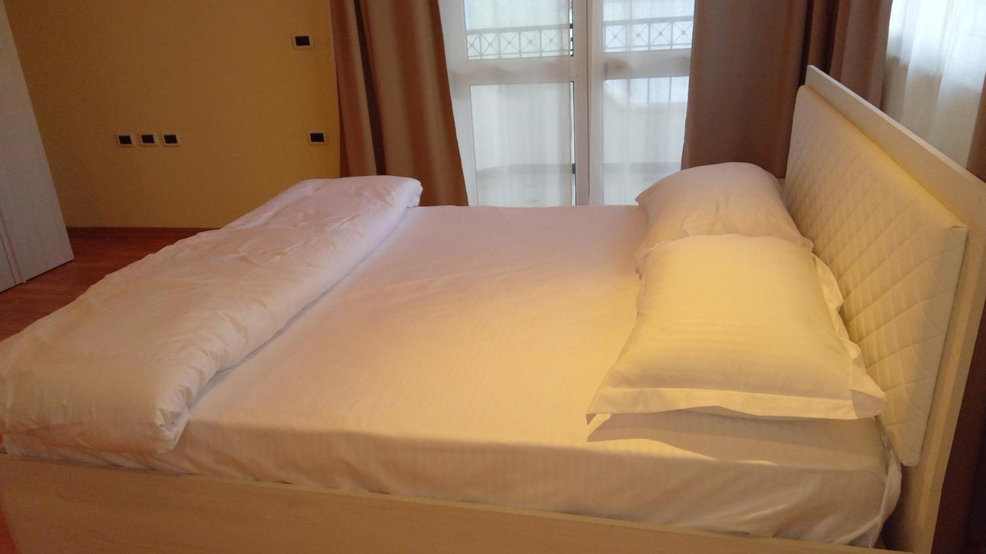 Mandarine Hostel Tirana Buitenkant foto