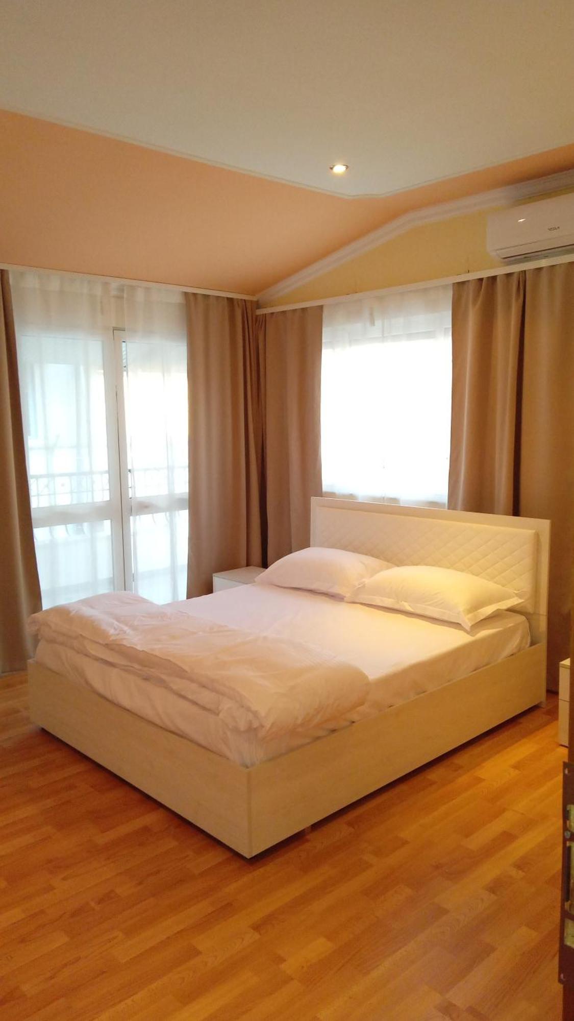 Mandarine Hostel Tirana Buitenkant foto