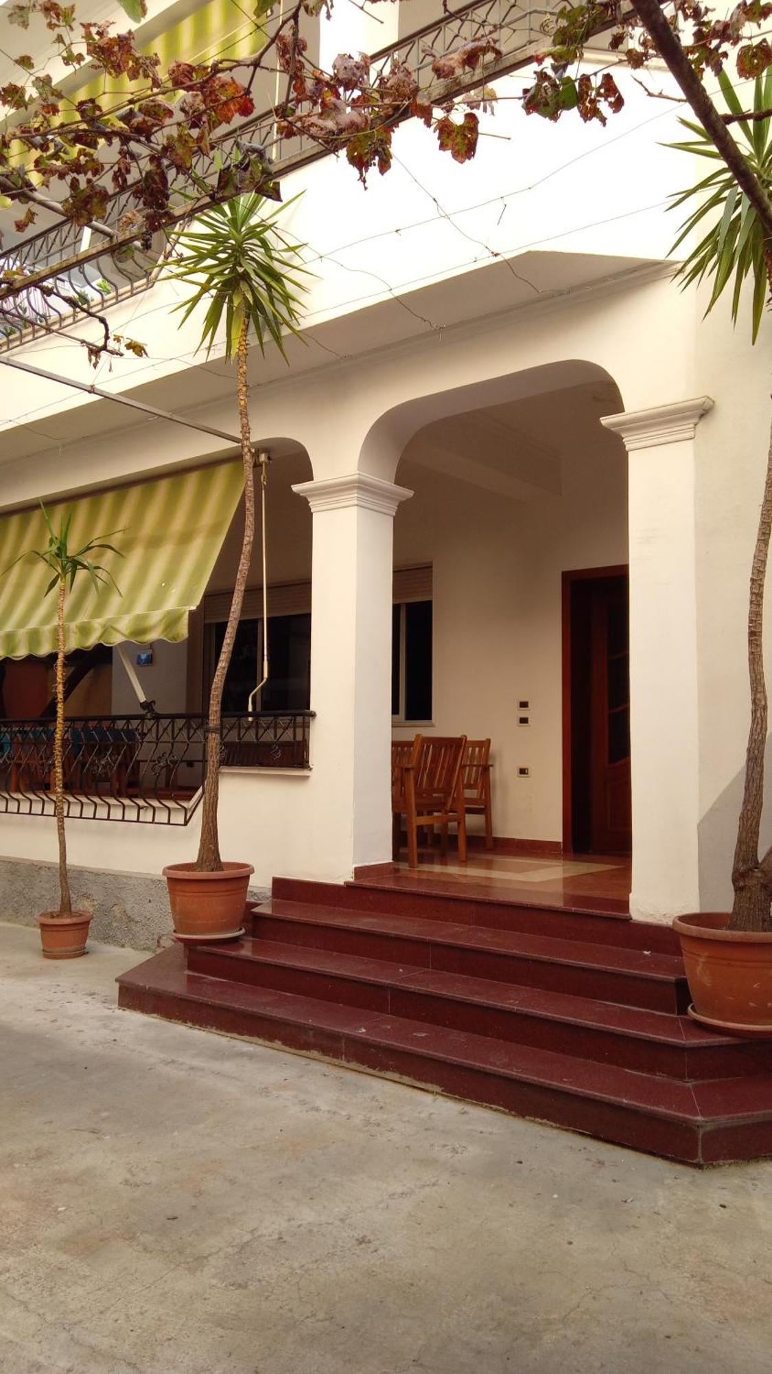 Mandarine Hostel Tirana Buitenkant foto