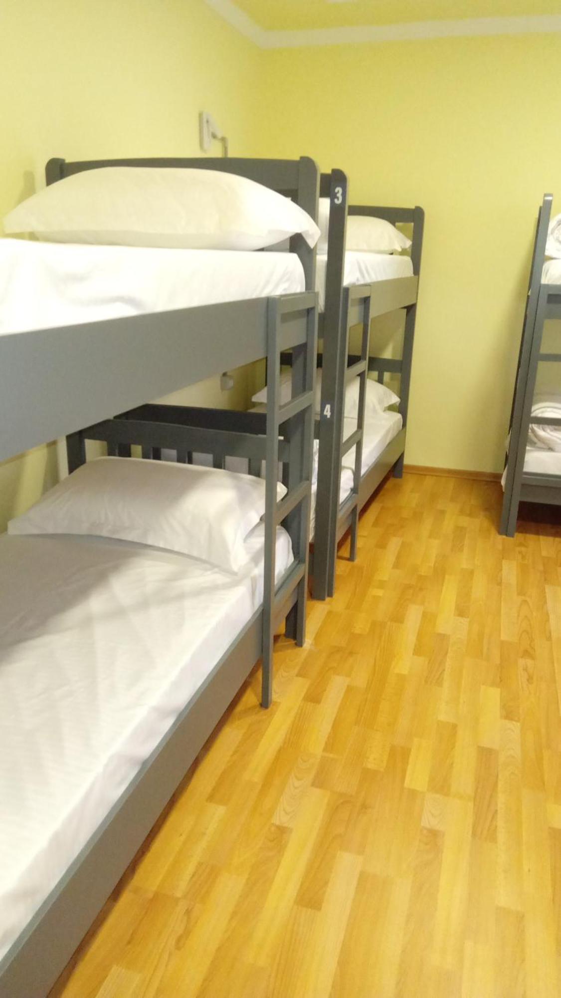 Mandarine Hostel Tirana Buitenkant foto