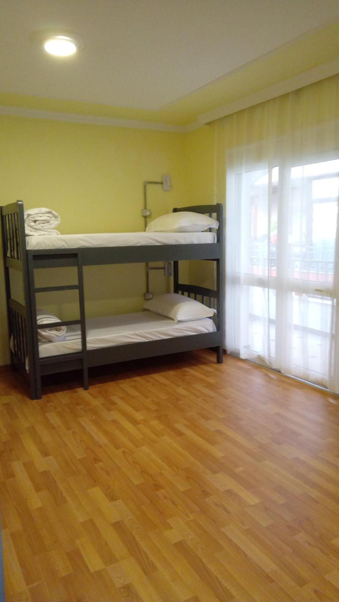 Mandarine Hostel Tirana Buitenkant foto