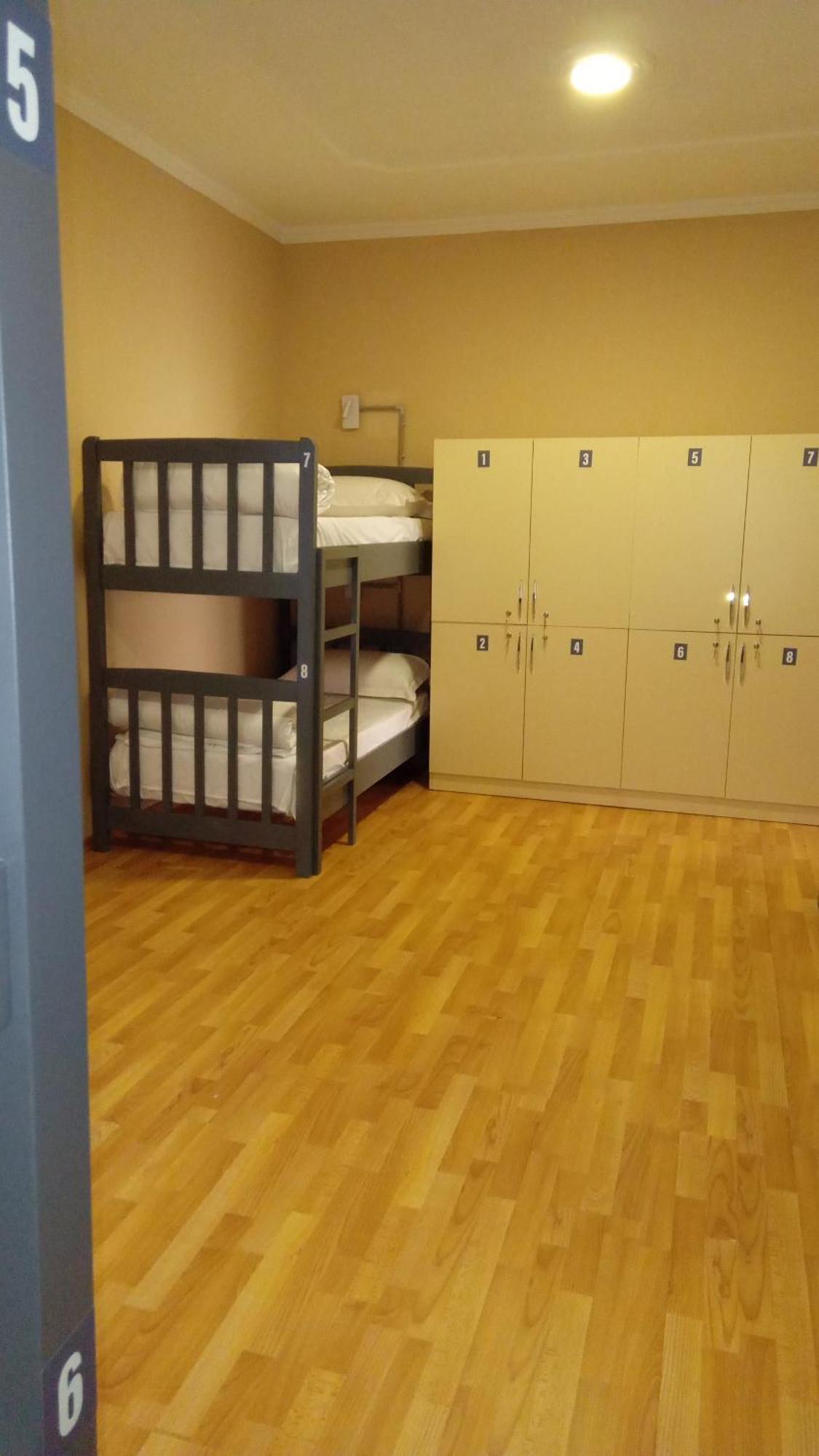 Mandarine Hostel Tirana Buitenkant foto