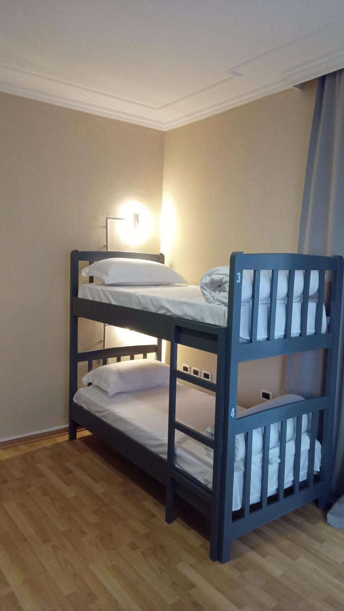 Mandarine Hostel Tirana Buitenkant foto