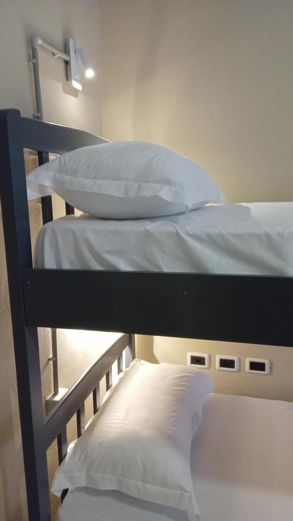 Mandarine Hostel Tirana Buitenkant foto
