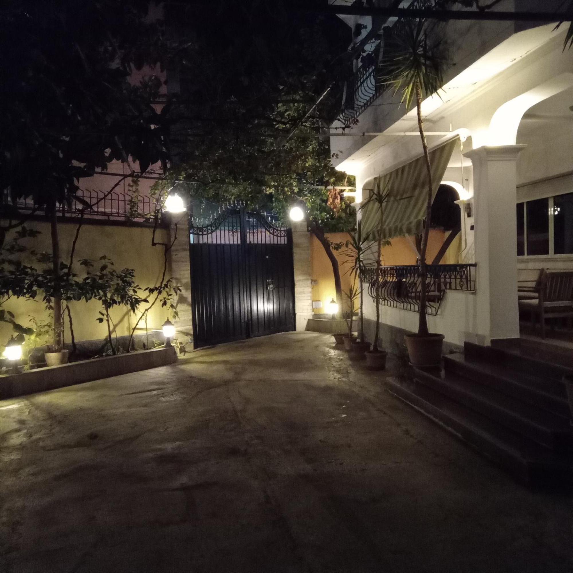 Mandarine Hostel Tirana Buitenkant foto