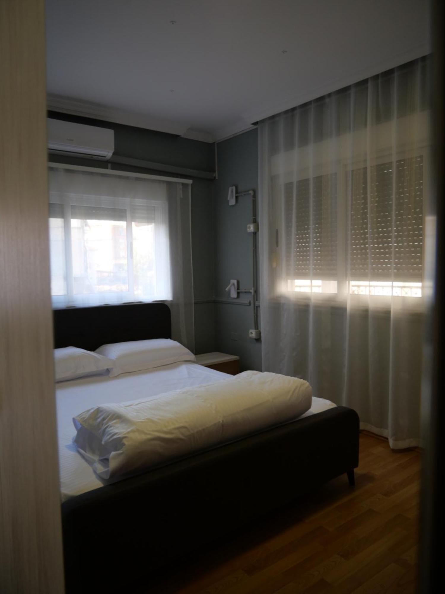 Mandarine Hostel Tirana Buitenkant foto