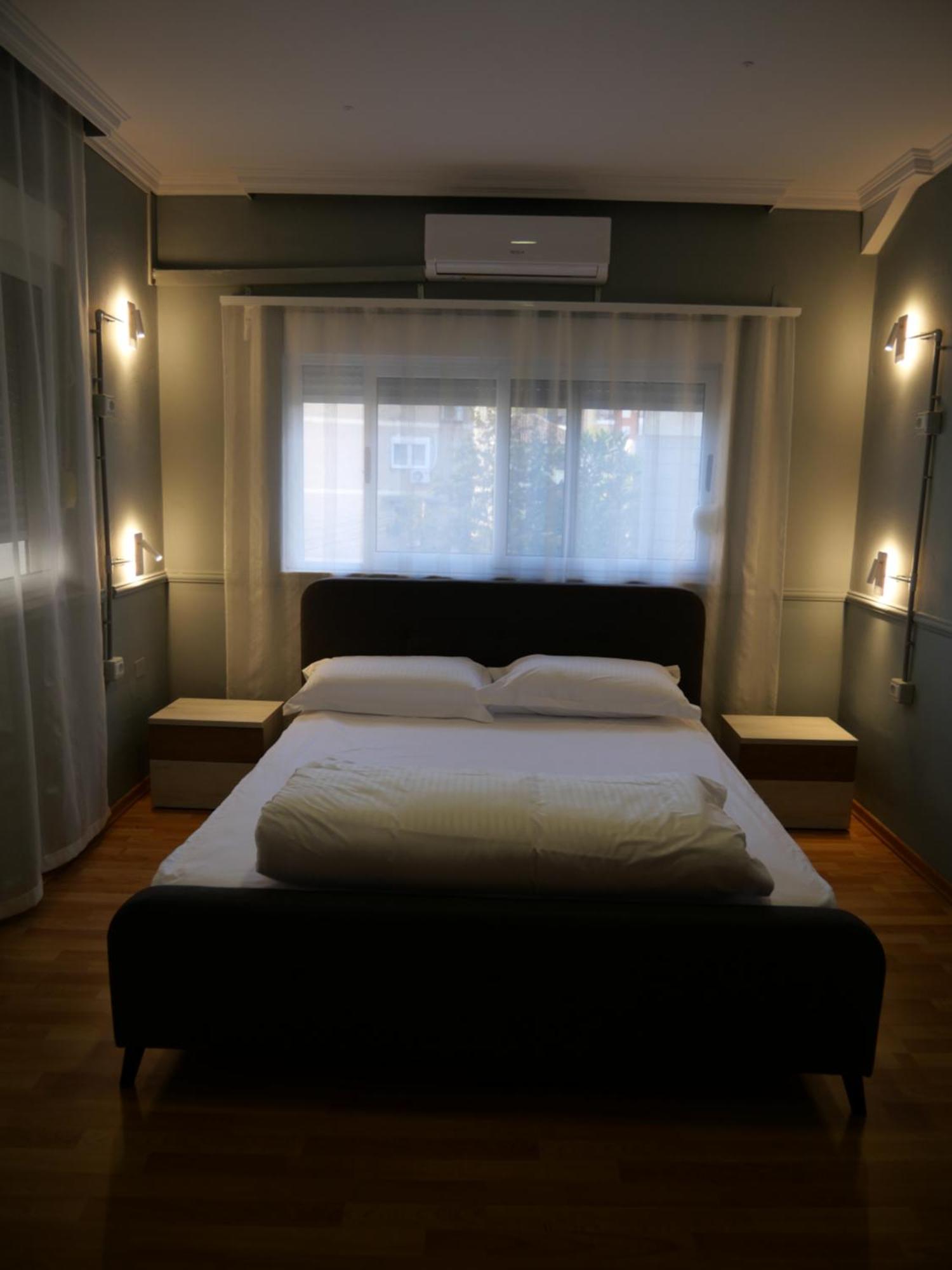 Mandarine Hostel Tirana Buitenkant foto