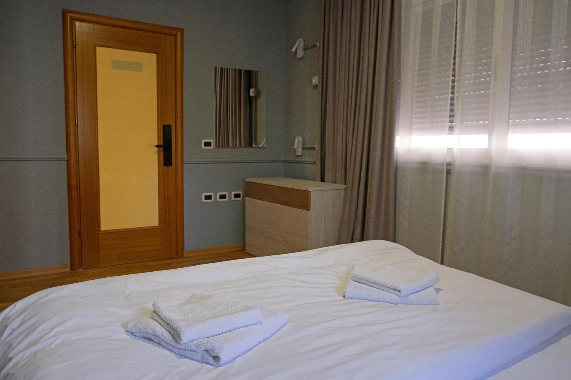 Mandarine Hostel Tirana Buitenkant foto