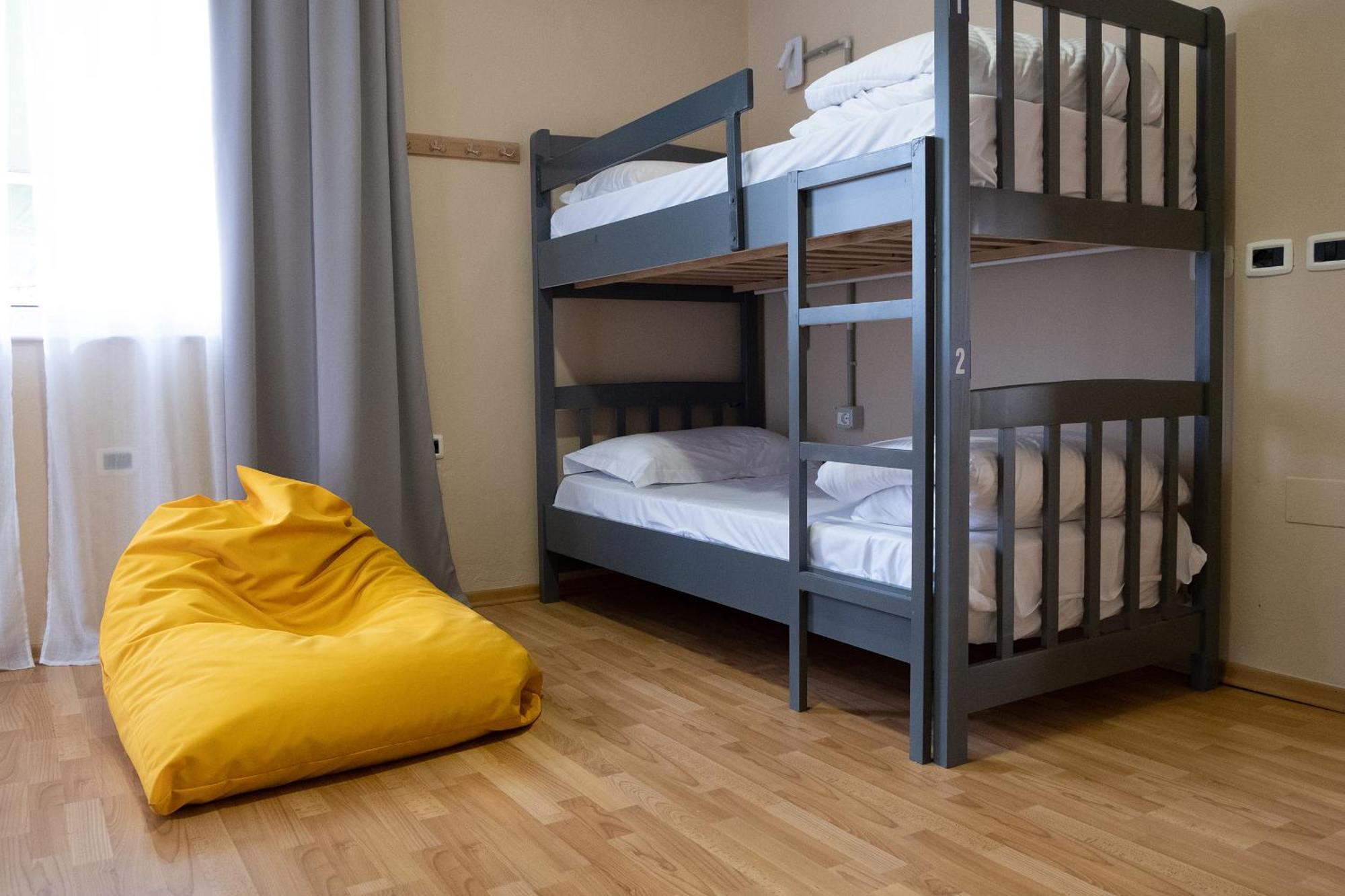 Mandarine Hostel Tirana Buitenkant foto