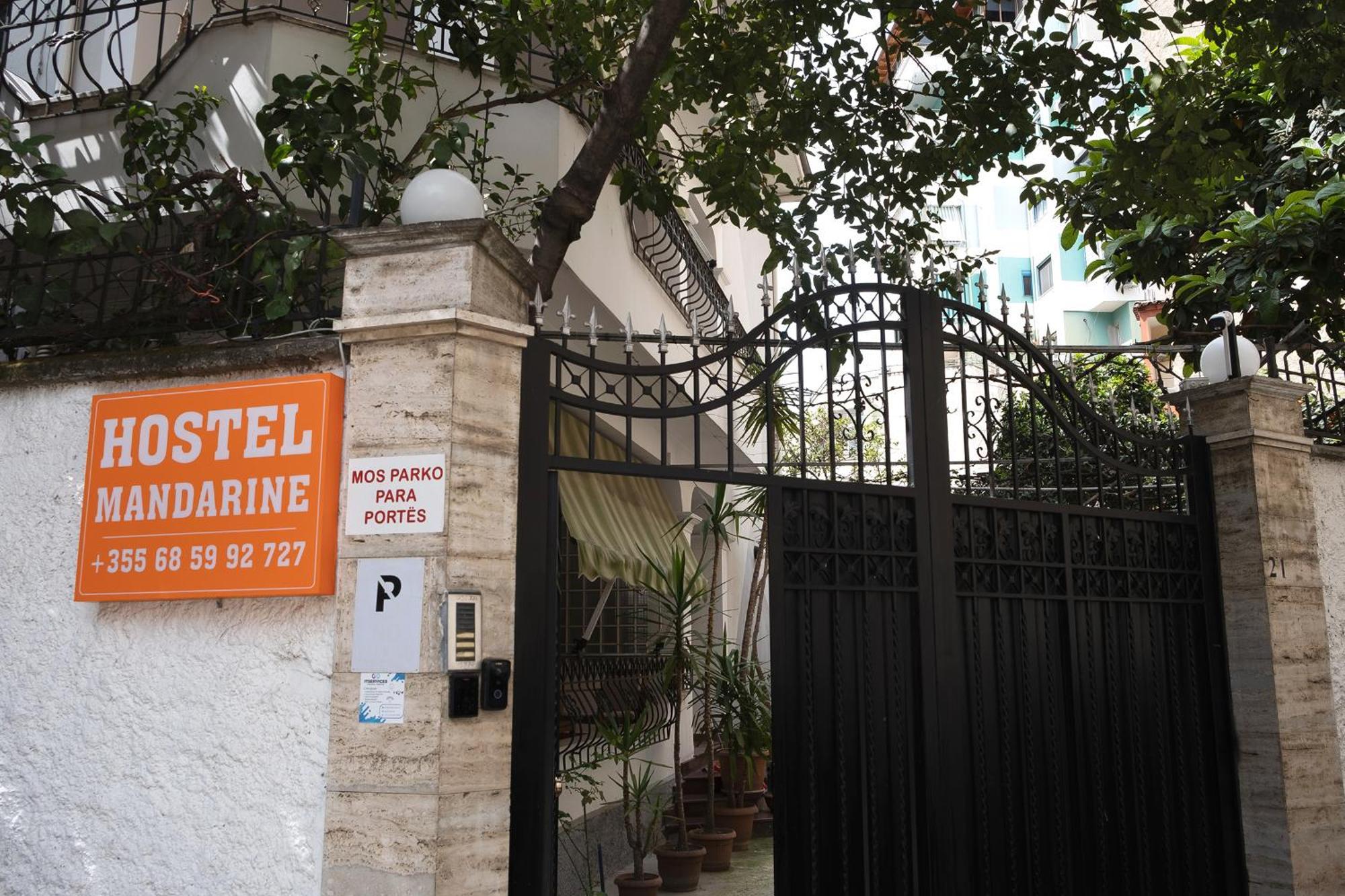 Mandarine Hostel Tirana Buitenkant foto