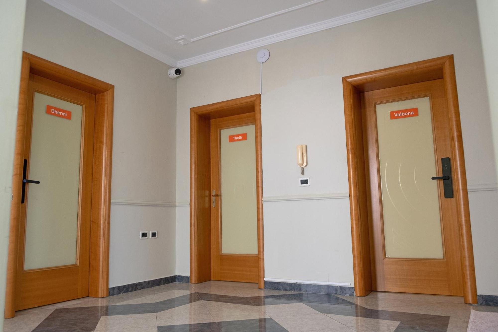 Mandarine Hostel Tirana Buitenkant foto