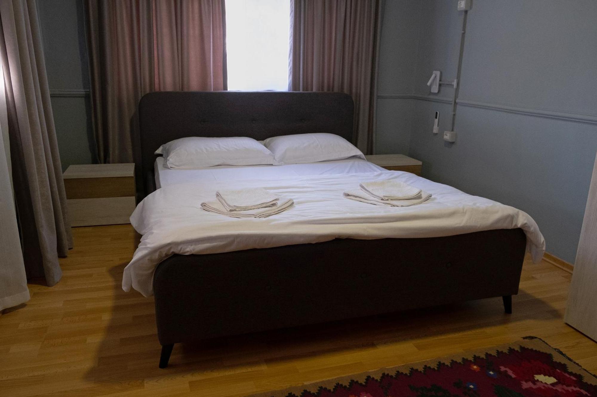Mandarine Hostel Tirana Buitenkant foto