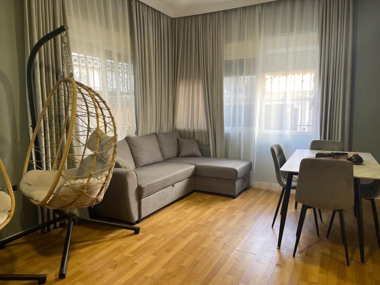 Mandarine Hostel Tirana Buitenkant foto