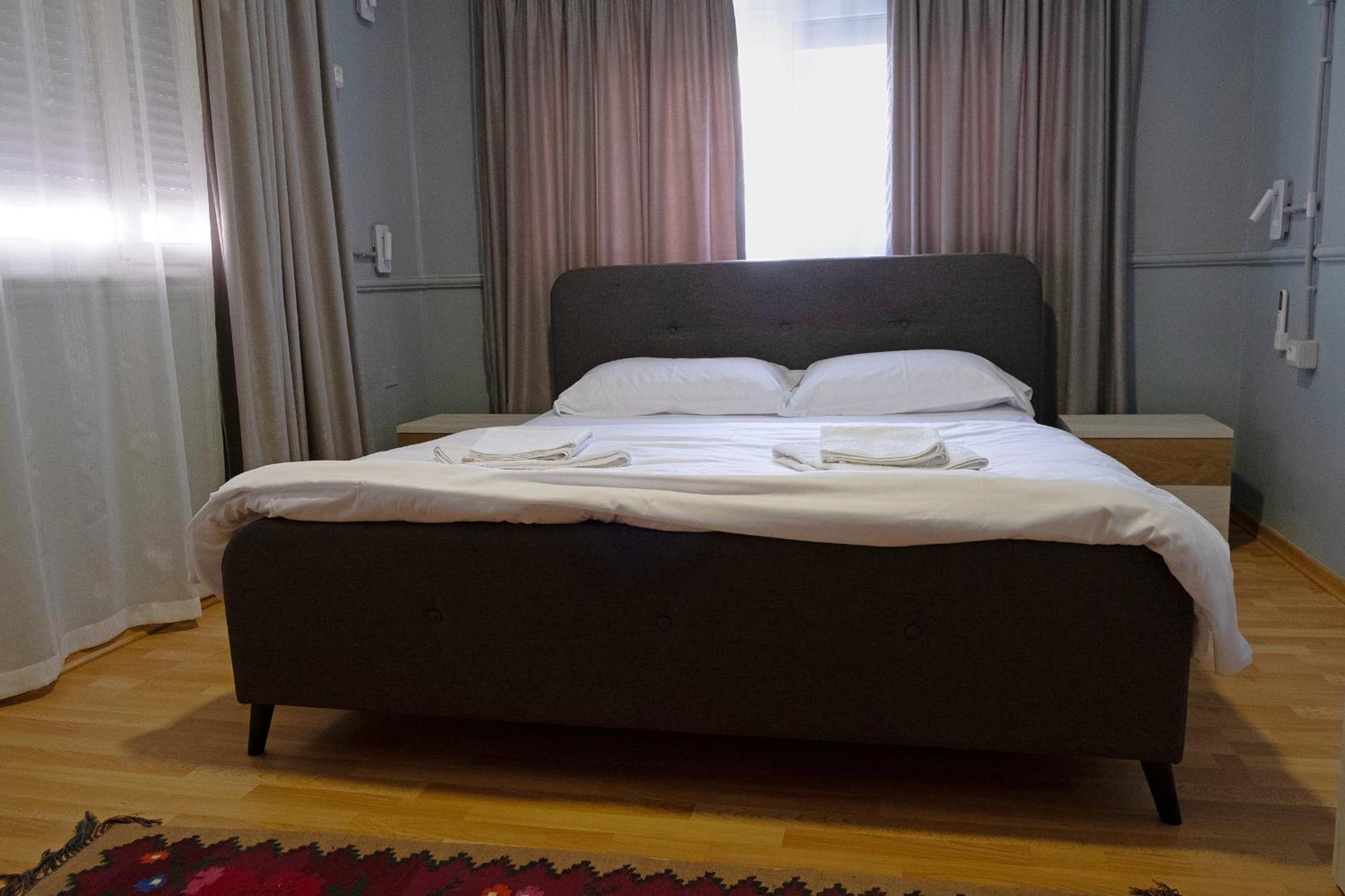 Mandarine Hostel Tirana Buitenkant foto