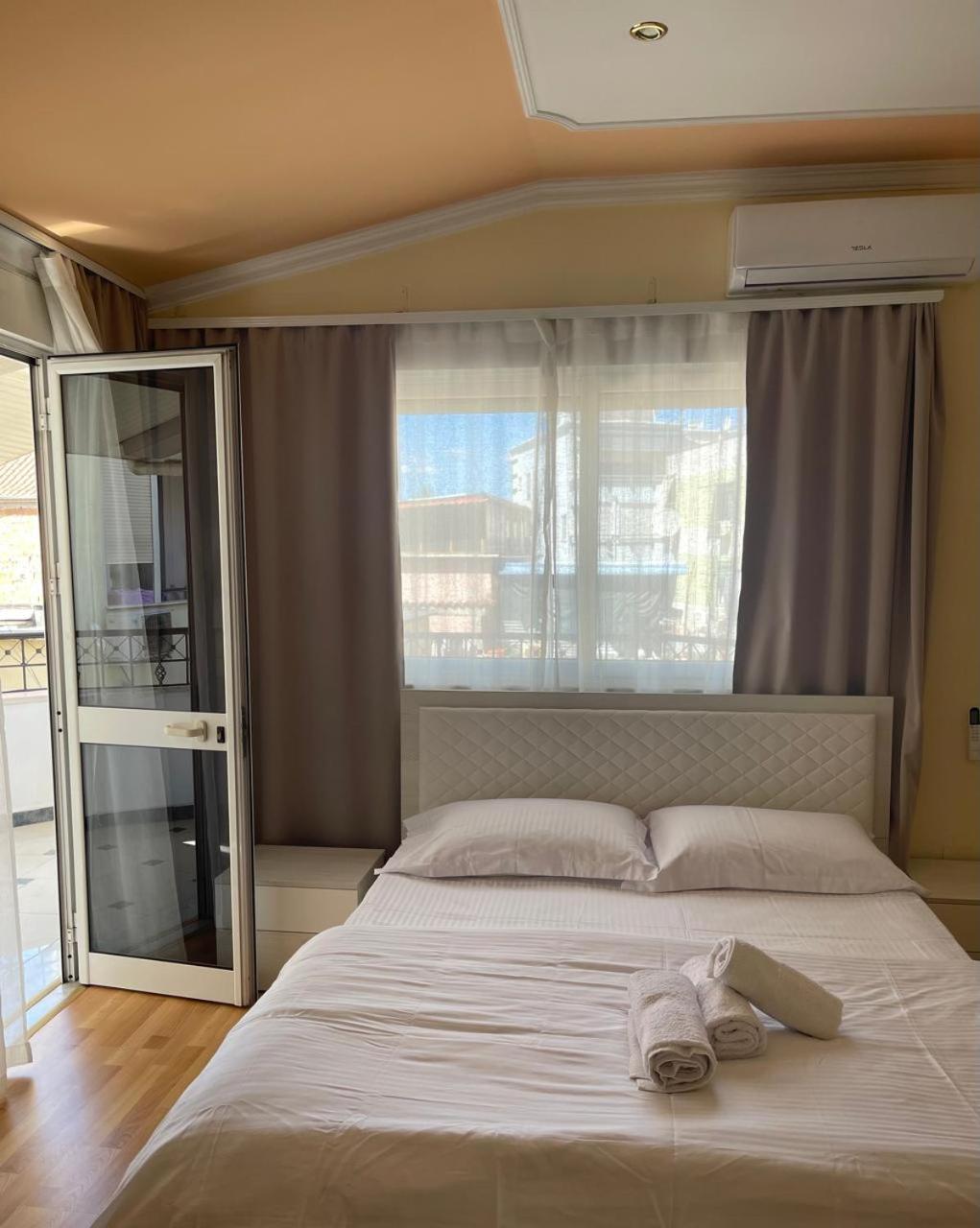Mandarine Hostel Tirana Buitenkant foto