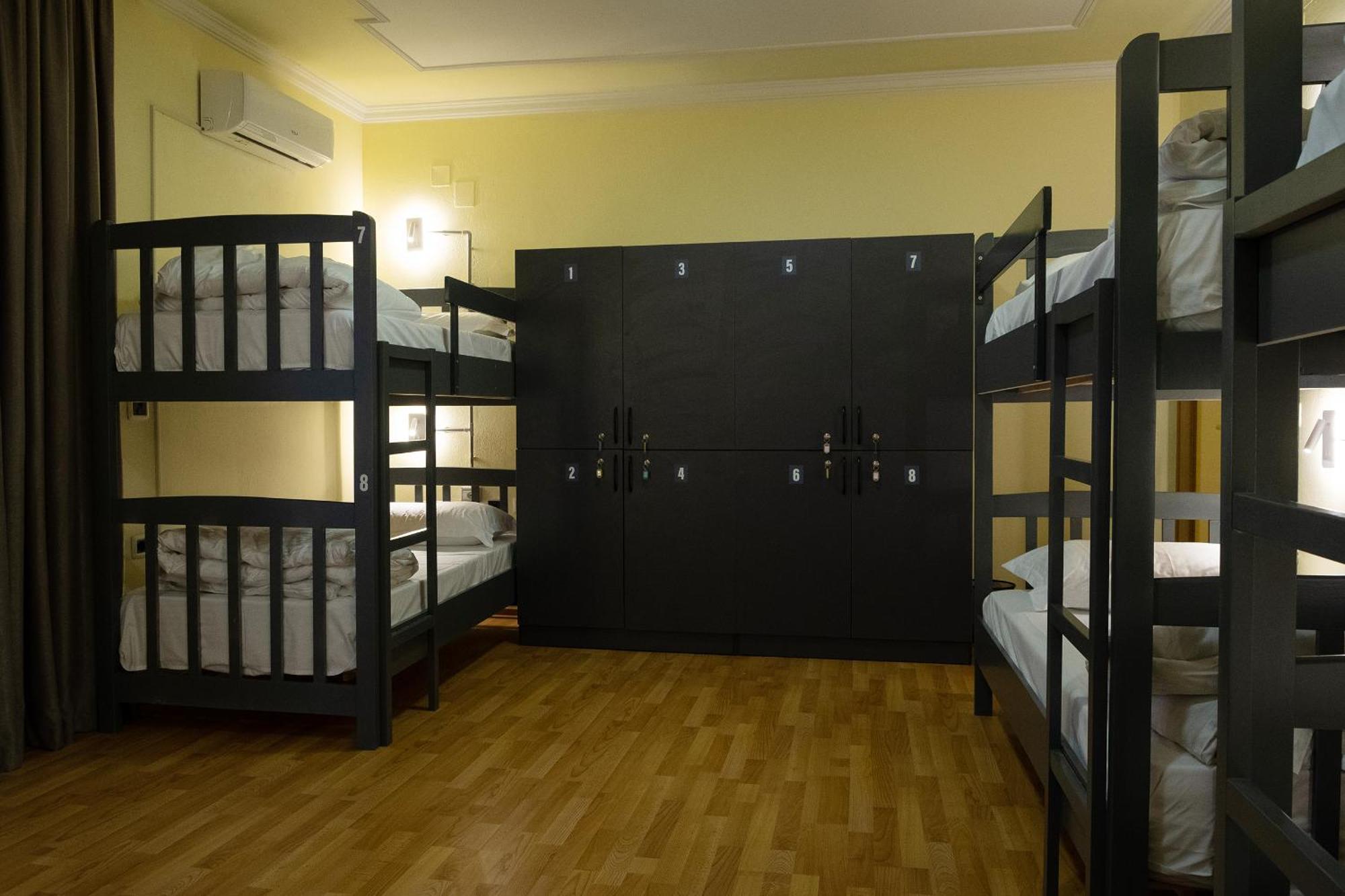 Mandarine Hostel Tirana Buitenkant foto