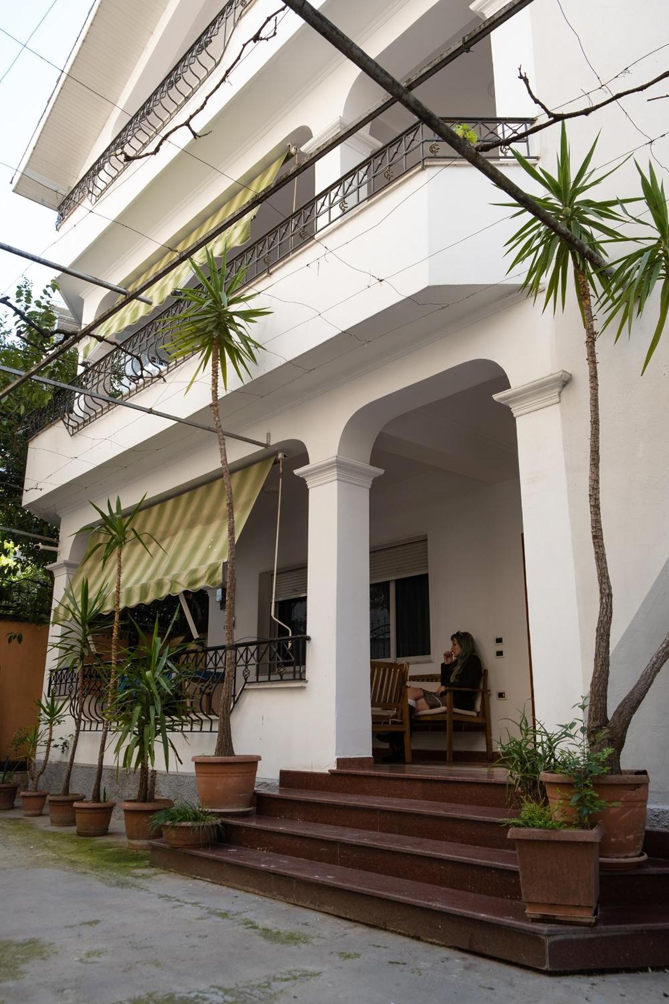 Mandarine Hostel Tirana Buitenkant foto