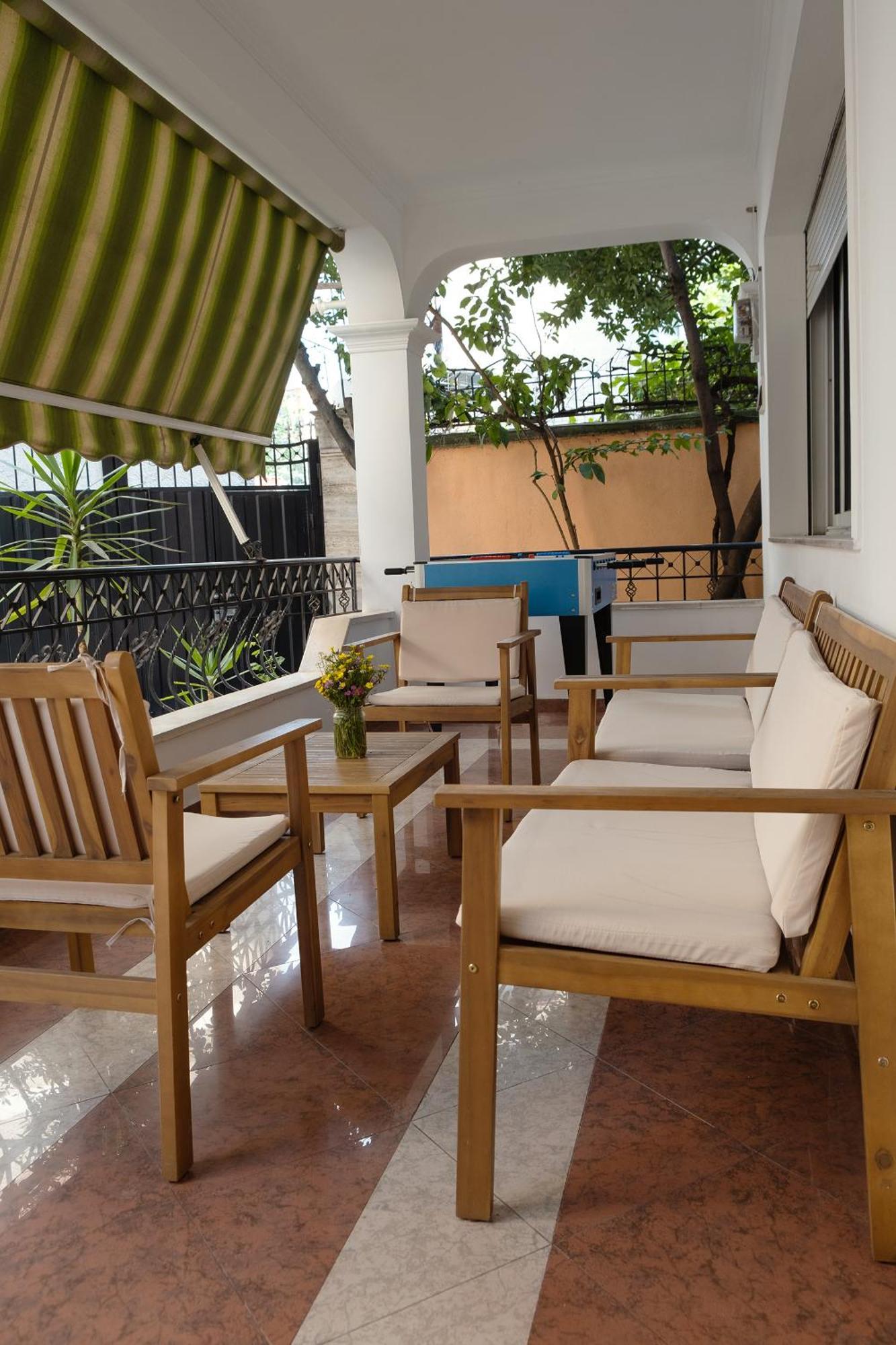 Mandarine Hostel Tirana Buitenkant foto