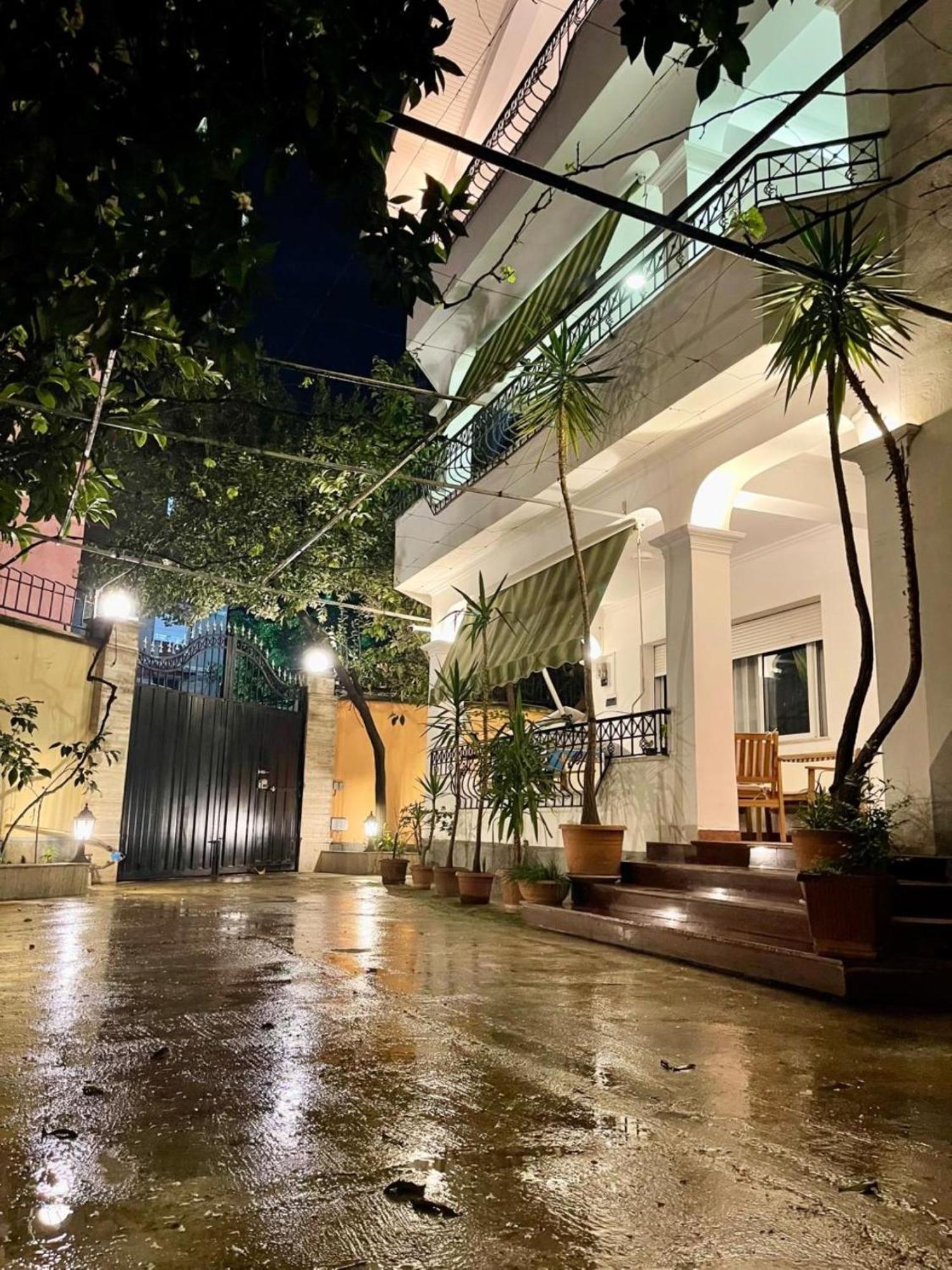 Mandarine Hostel Tirana Buitenkant foto