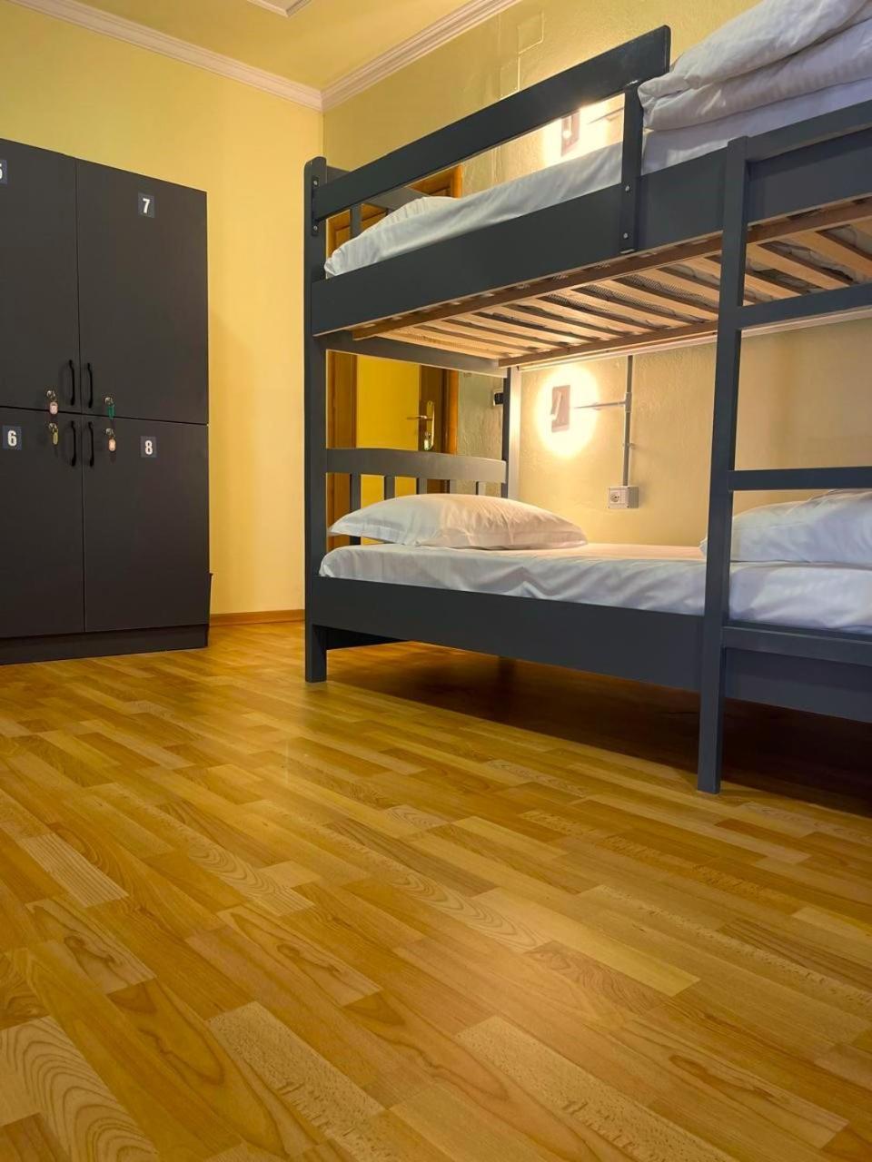 Mandarine Hostel Tirana Buitenkant foto