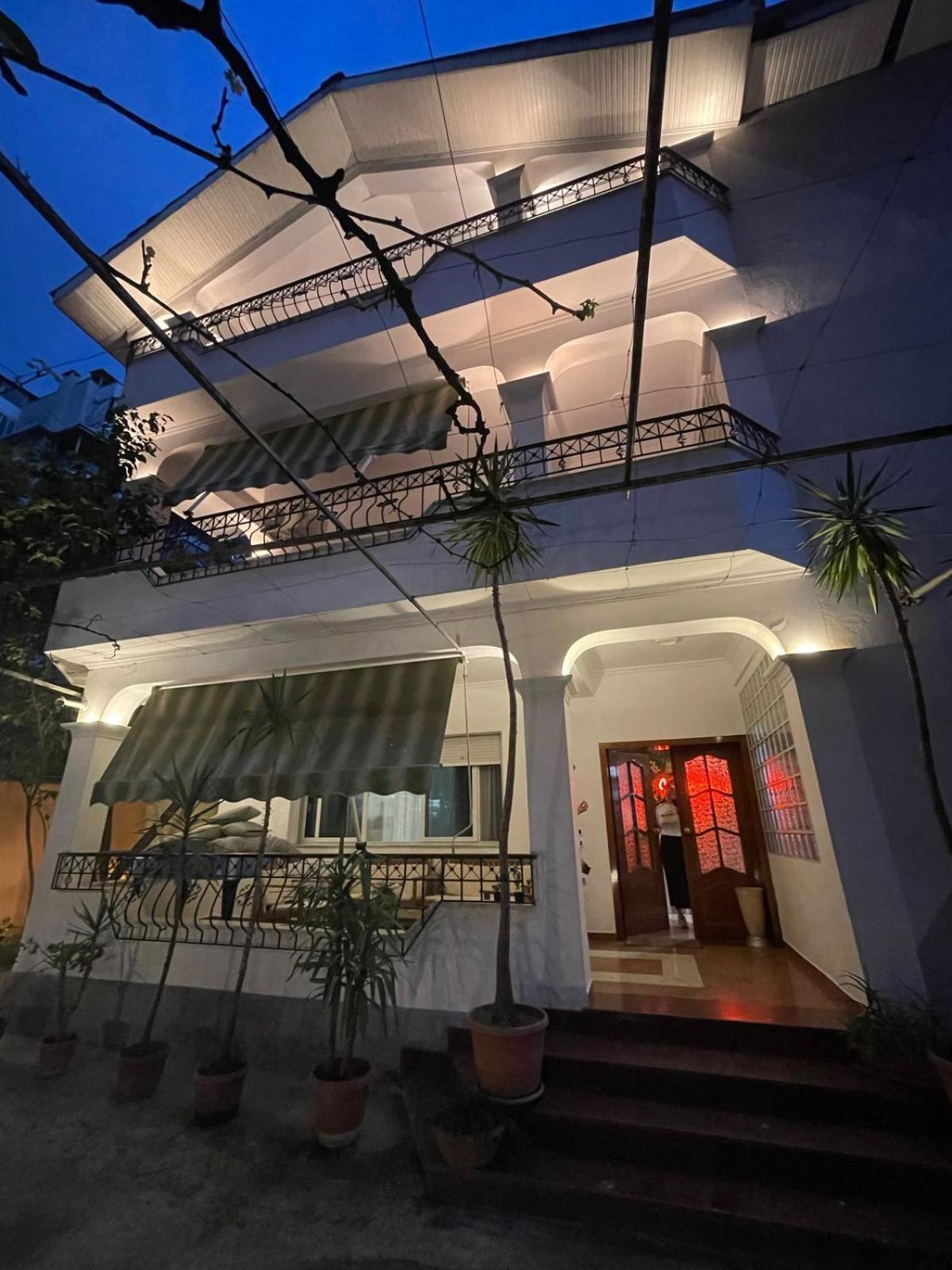 Mandarine Hostel Tirana Buitenkant foto