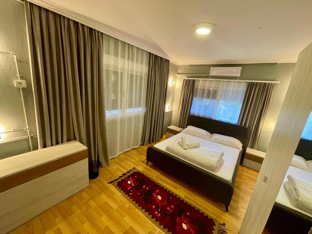 Mandarine Hostel Tirana Buitenkant foto