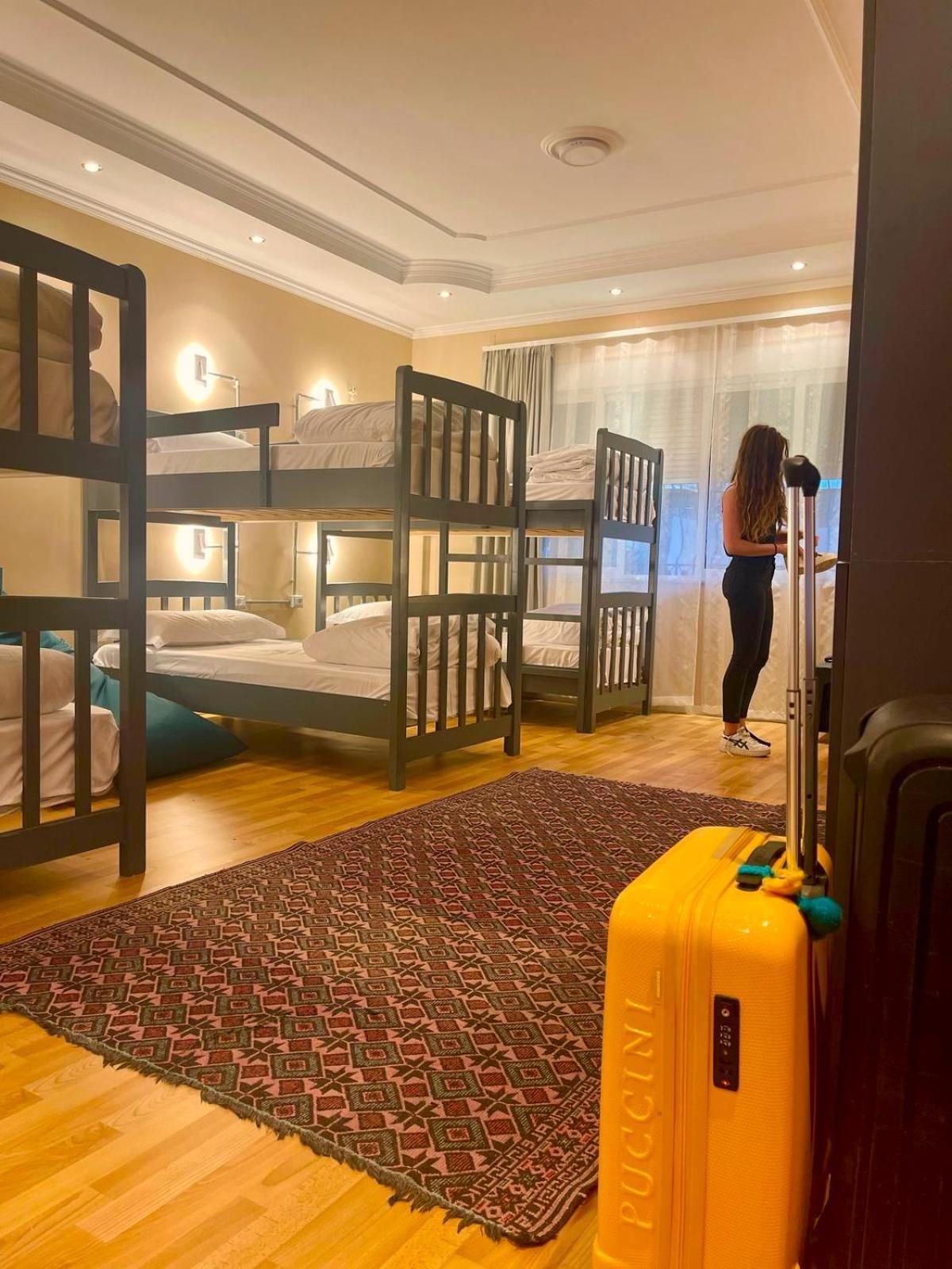 Mandarine Hostel Tirana Buitenkant foto