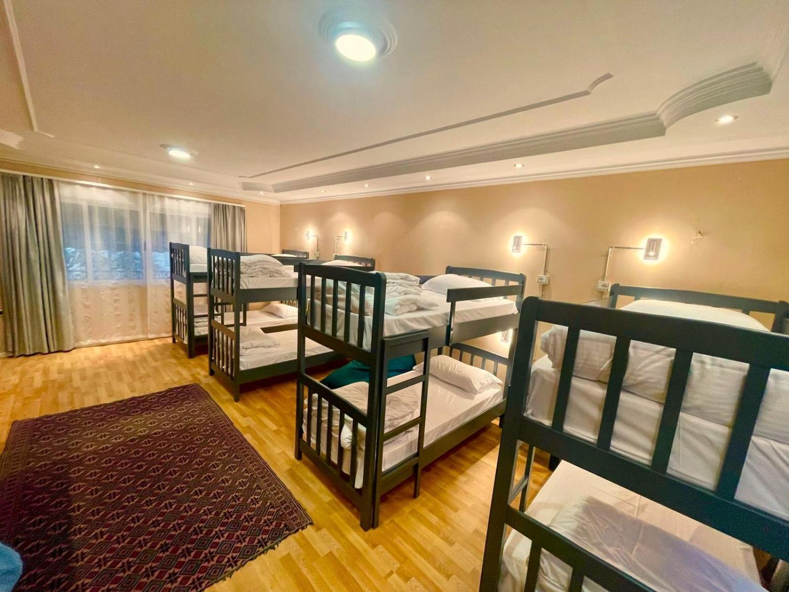 Mandarine Hostel Tirana Buitenkant foto