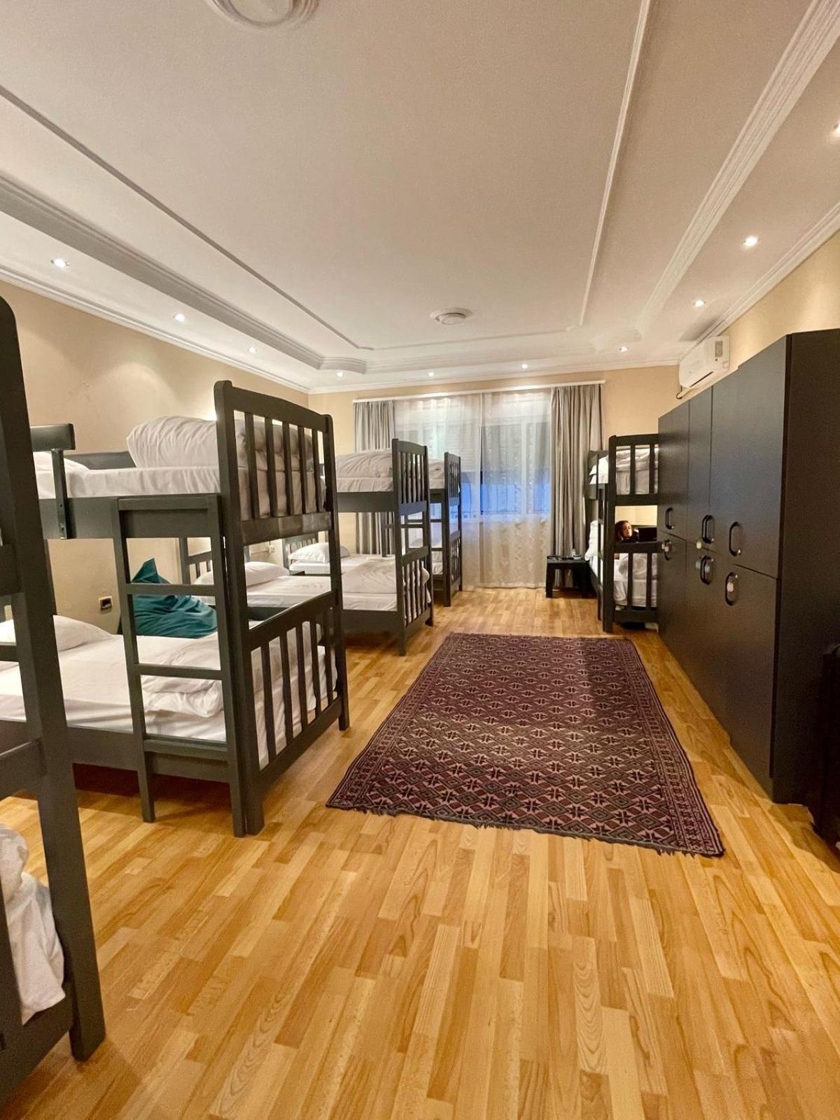 Mandarine Hostel Tirana Buitenkant foto